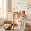 Soft beyaz renkli minimal müslin bebek örtüsü kullanan anne ve bebek