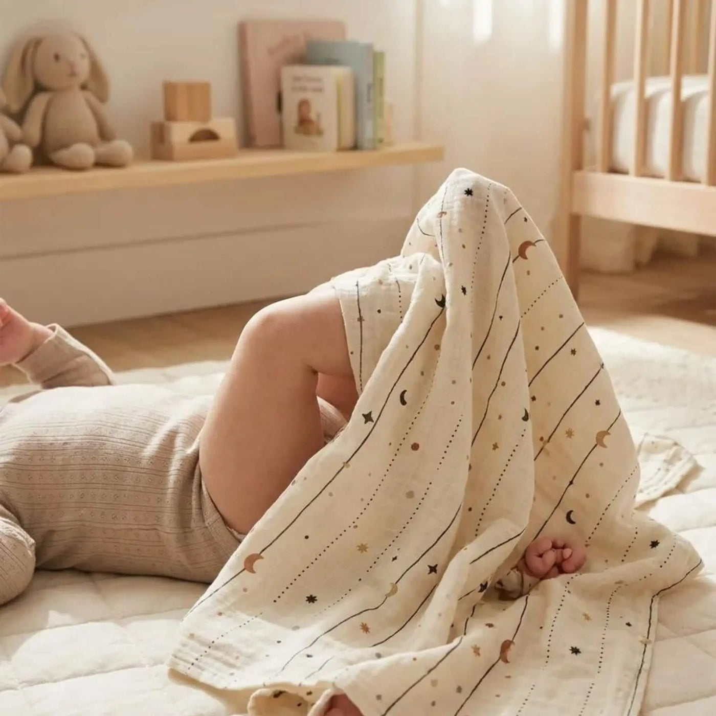 Ay ve yıldız desenli müslin bebek örtüsü kullanan anne ve bebek
