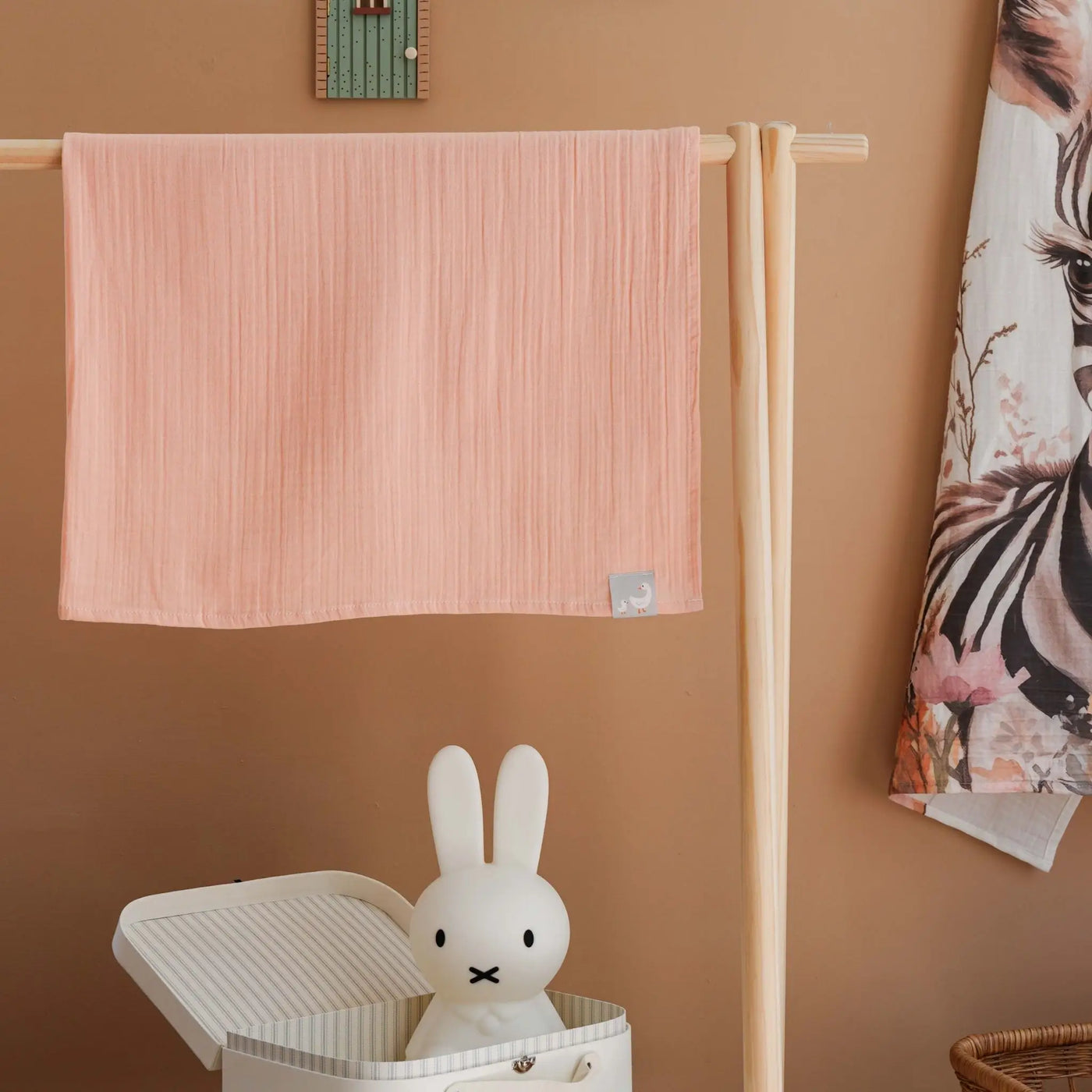 Açık pembe renkli baskısız müslin bebek örtüsü konsept ürün fotoğrafı