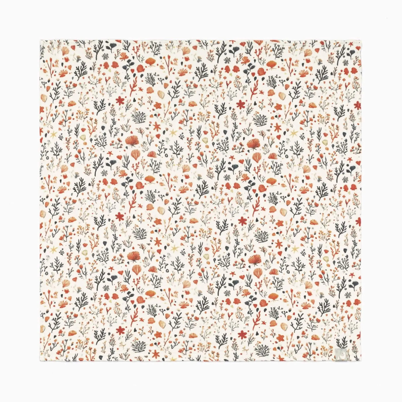 Beyaz arka planda kırmızı ve mavi tonlu mercan desenli %100 pamuk müslin bebek örtüsü 100x100 cm