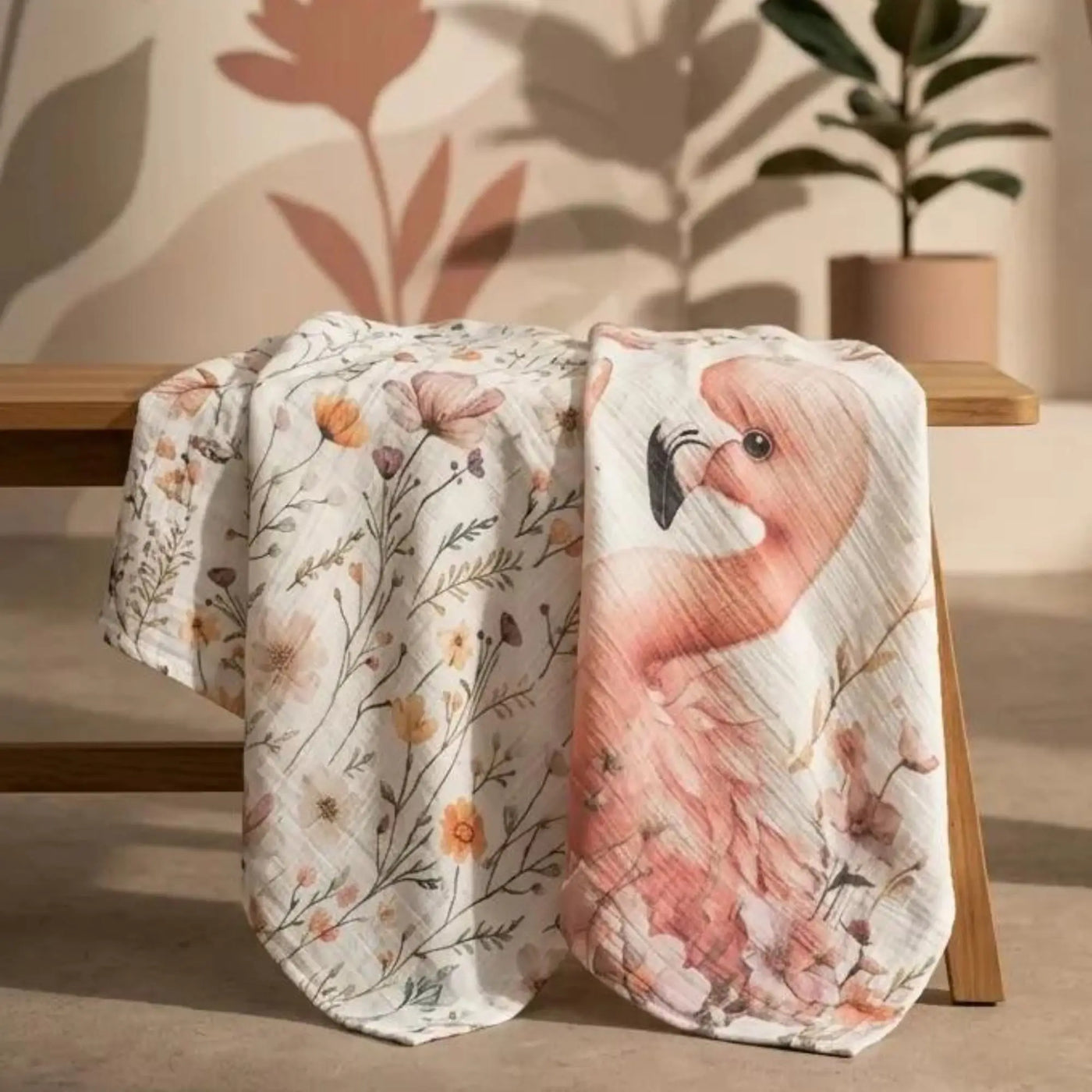 Flamingo ve çiçek desenli müslin örtü seti konsept ürün fotoğrafı