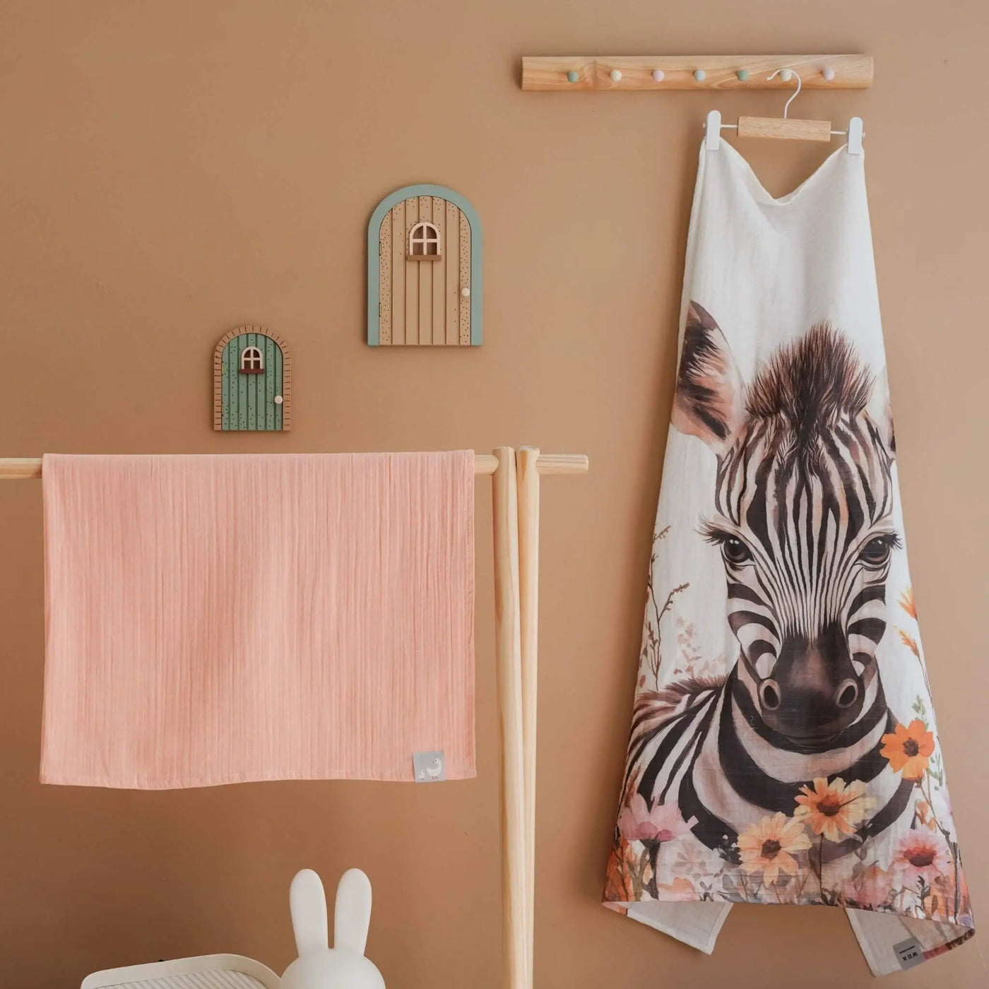 Beyaz arka planda Zebra ve çiçek desenli müslin bebek örtüsü konsept ürün fotoğrafı